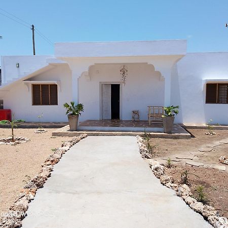 Bed and Breakfast Red Land House Watamu Esterno foto
