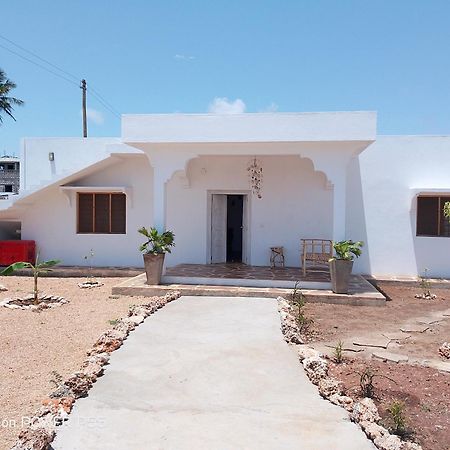 Bed and Breakfast Red Land House Watamu Esterno foto