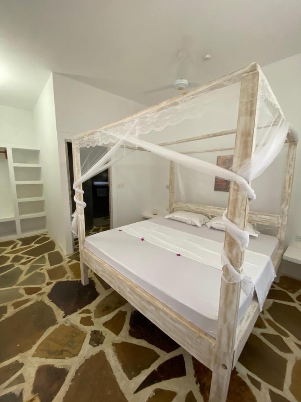 Bed and Breakfast Red Land House Watamu Esterno foto