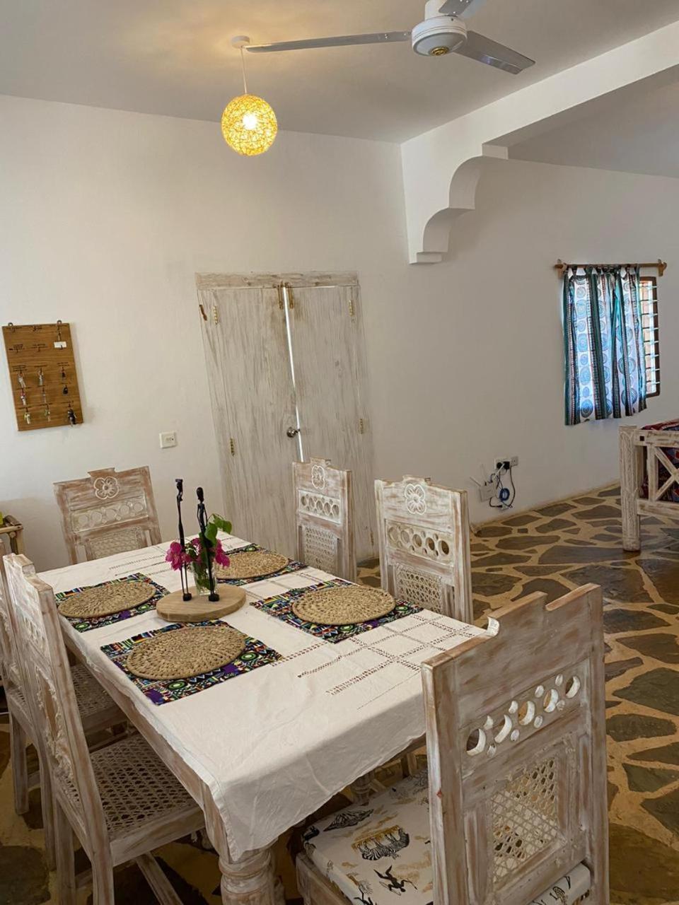 Bed and Breakfast Red Land House Watamu Esterno foto
