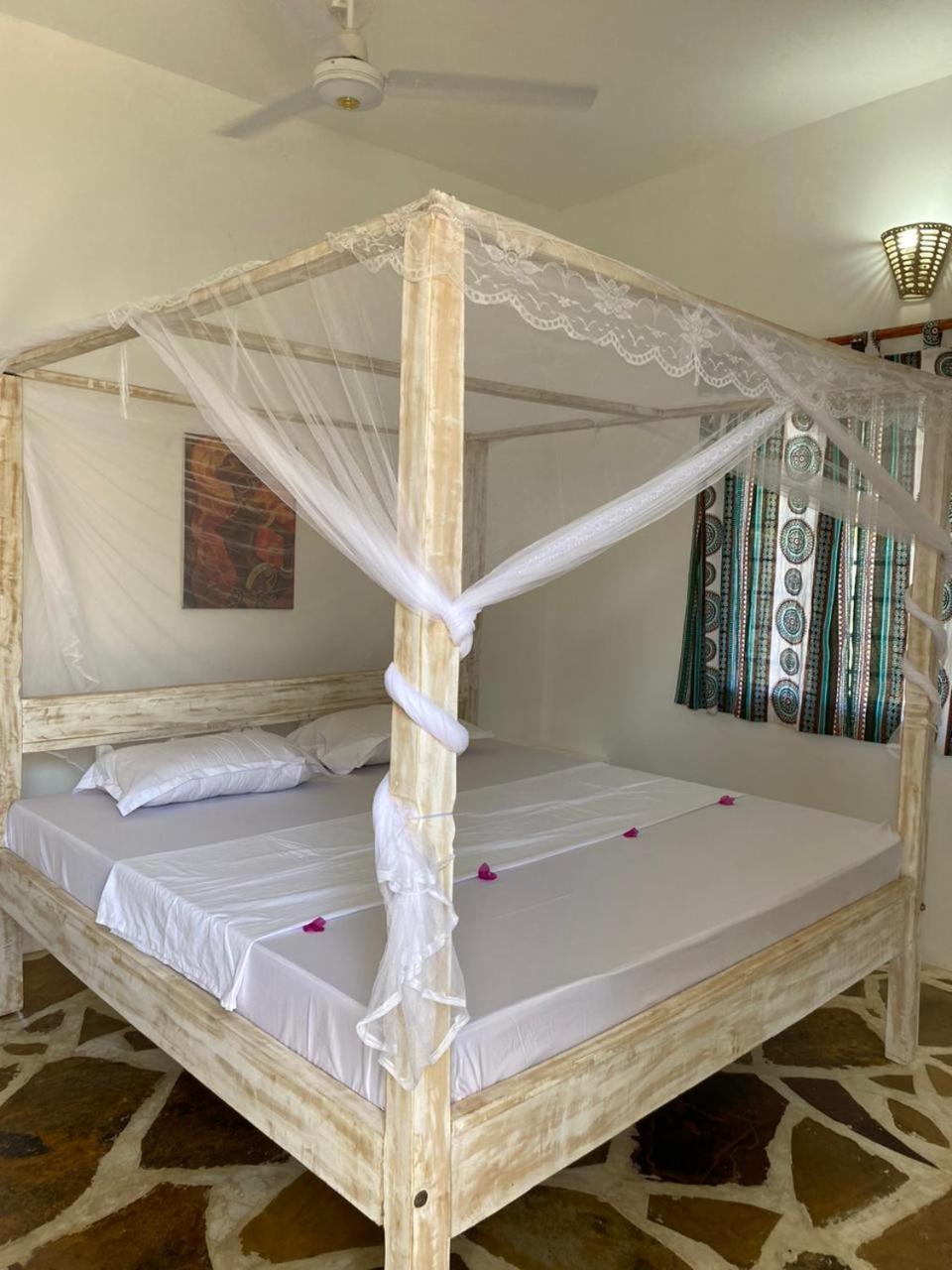 Bed and Breakfast Red Land House Watamu Esterno foto