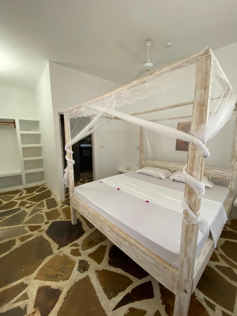 Bed and Breakfast Red Land House Watamu Esterno foto